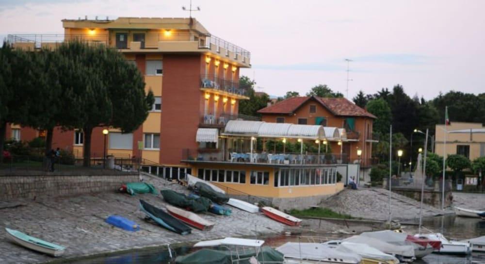 Hotel Capri Леза Екстериор снимка