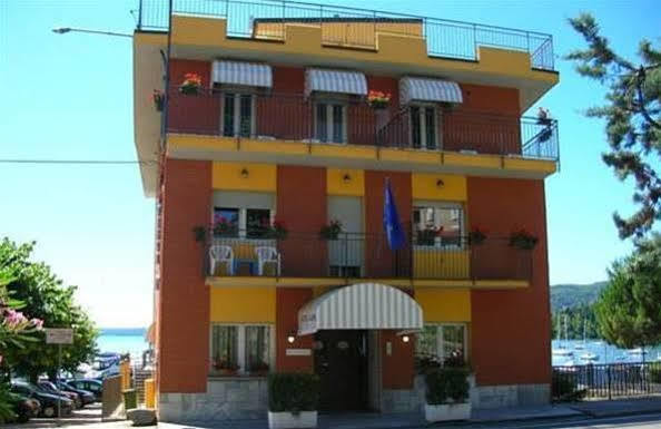 Hotel Capri Леза Екстериор снимка