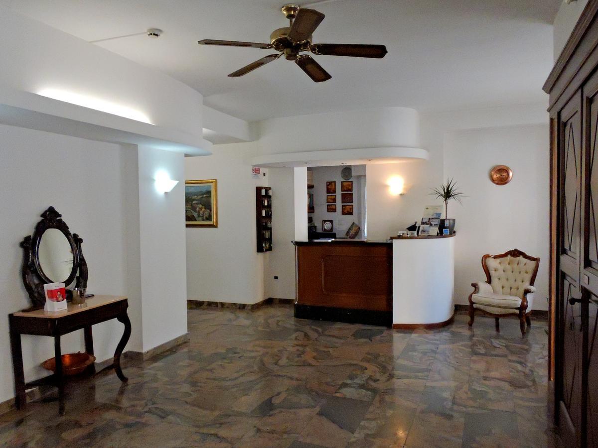 Hotel Capri Леза Екстериор снимка