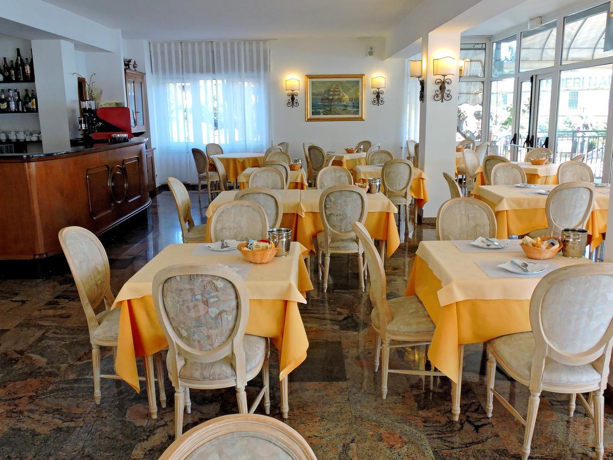 Hotel Capri Леза Екстериор снимка