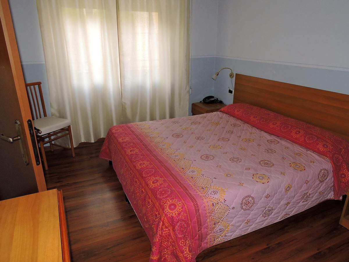 Hotel Capri Леза Екстериор снимка