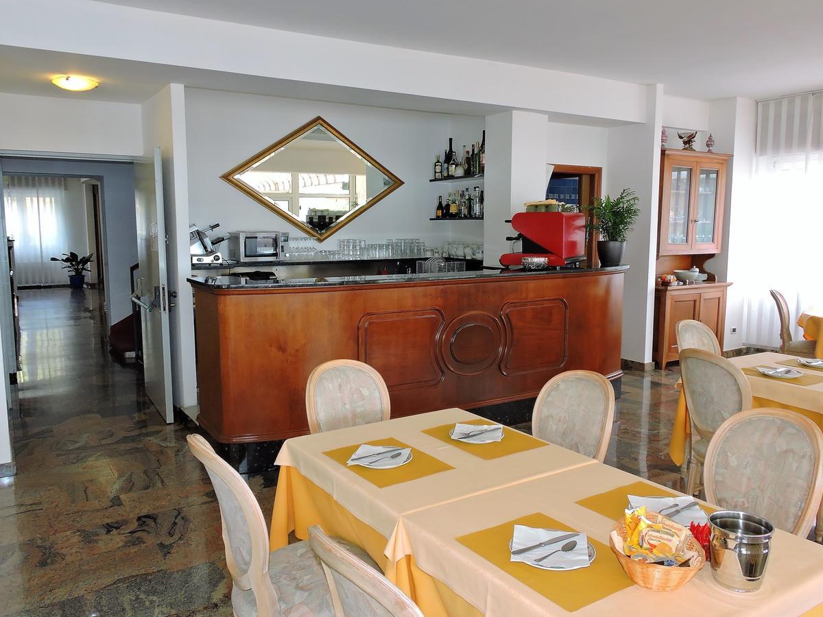 Hotel Capri Леза Екстериор снимка