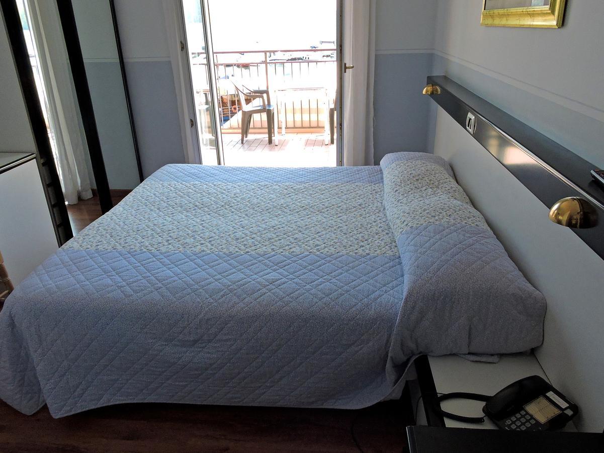 Hotel Capri Леза Екстериор снимка