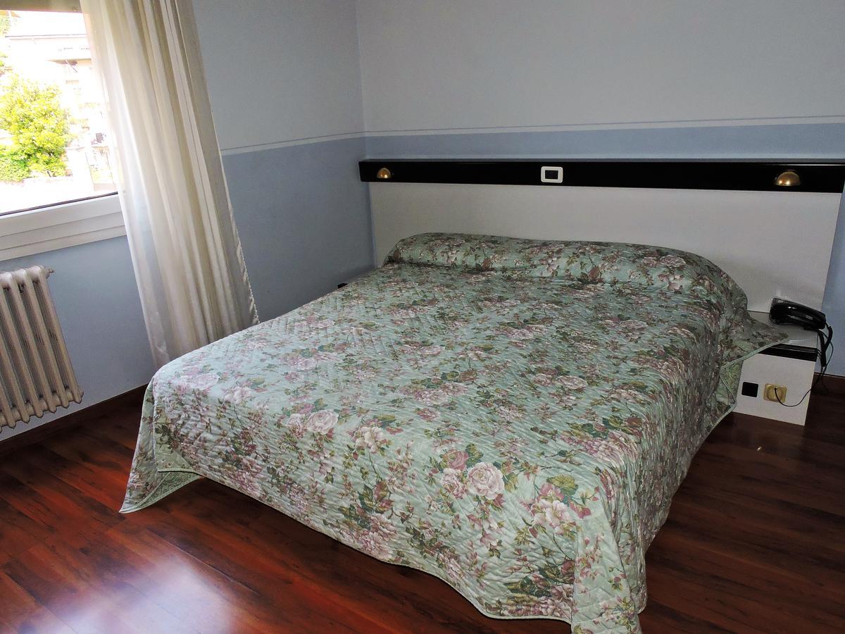 Hotel Capri Леза Екстериор снимка